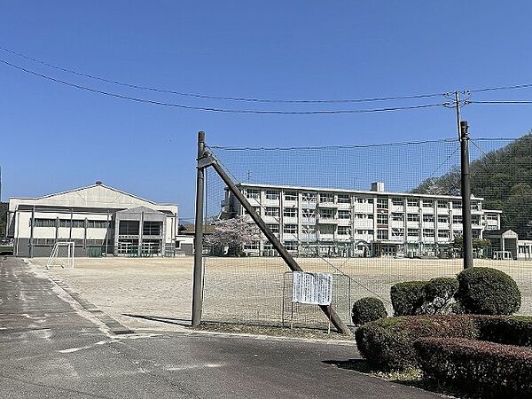 画像26:中学校「岐阜市立藍川中学校まで1602m」