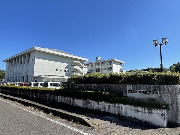画像5:中学校「関市立桜ケ丘中学校まで2142m」