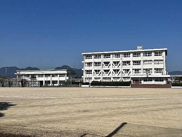 画像18:中学校「関市立下有知中学校まで628m」