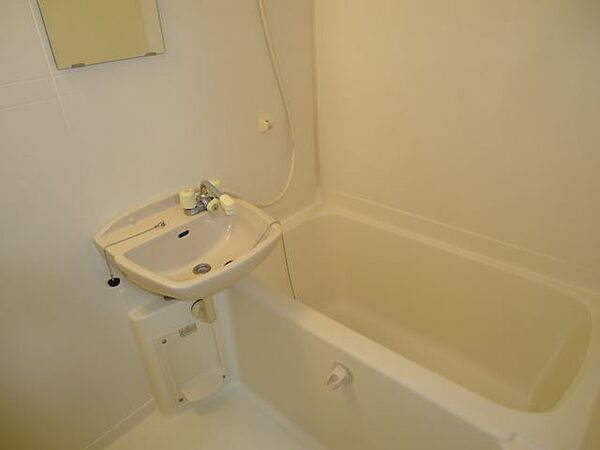 画像5:浴室は洗面台付いてます
