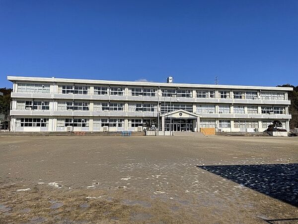 画像16:小学校「美濃市立藍見小学校まで1253m」