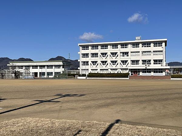 画像5:中学校「関市立下有知中学校まで1348m」
