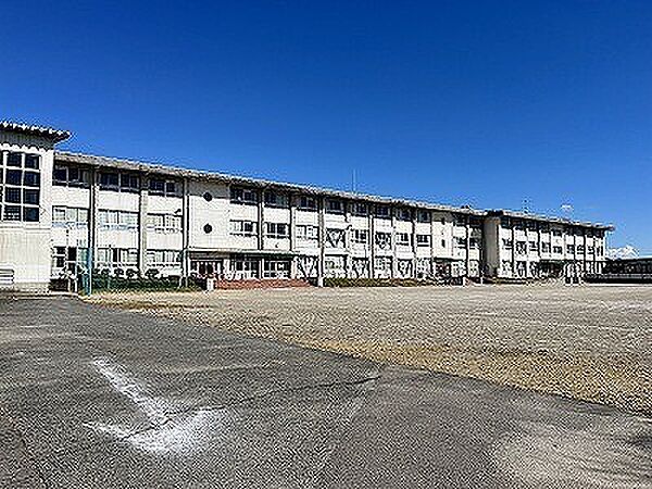 画像18:小学校「関市立瀬尻小学校まで1211m」