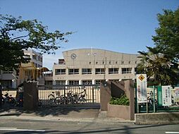 小学校「四日市市立中部西小学校まで957m」