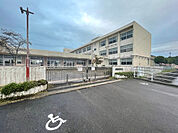 小学校「四日市市立下野小学校まで1902m」