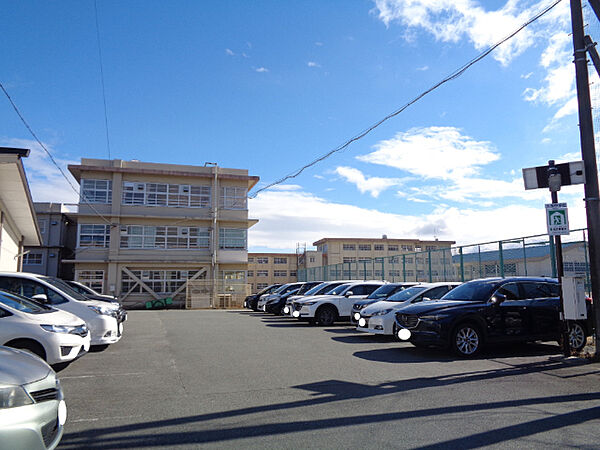 画像23:中学校「松阪市立久保中学校まで3084m」