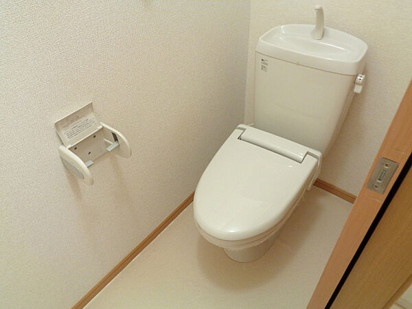 画像8:明るいトイレです