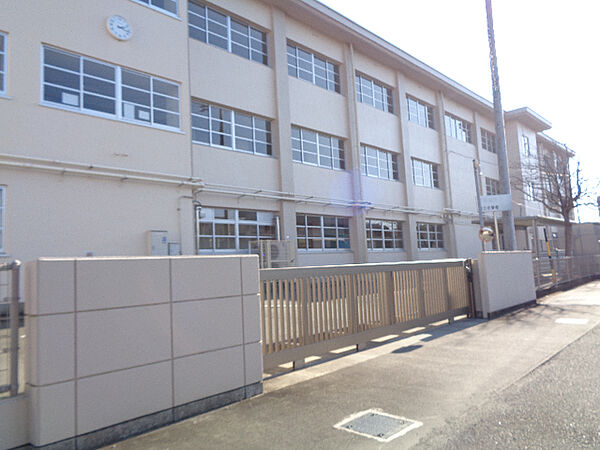 画像21:小学校「松阪市立第三小学校まで108m」
