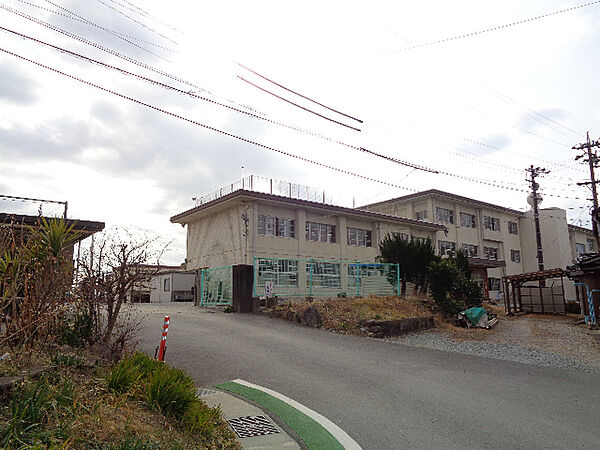 画像19:小学校「松阪市立第五小学校まで1735m」