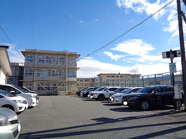 画像20:中学校「松阪市立久保中学校まで2278m」