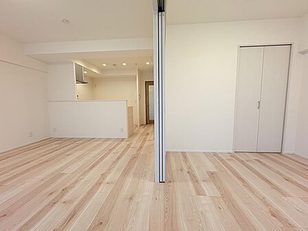 ●リビングと洋室(約5.1帖)を繋げてお住まいになると、「LDK約18.9帖」の広々としたスペースになります。