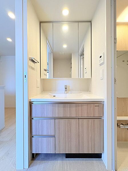 ●洗面化粧台:シャワー水栓付き・収納付きミラー仕様