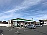 周辺：コンビニ「ファミリーマート津結城神社前店まで560m」