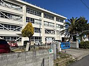 中学校「津市立西橋内中学校まで933m」