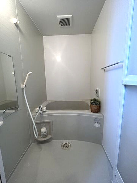 画像5:鏡付きの浴室です　バス・トイレ別