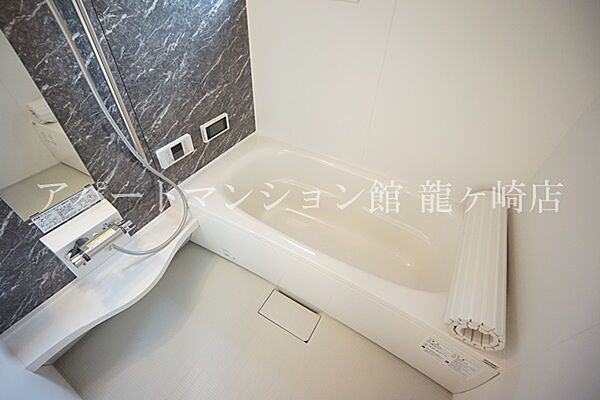 画像5:大きな一坪風呂で疲れを癒せます☆浴室に窓あり