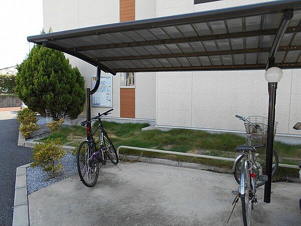 画像5:屋根付き駐輪場完備