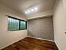 洋室：廊下側の部屋は、アクセントクロスをいれてみました♪照明も新規交換しまた。