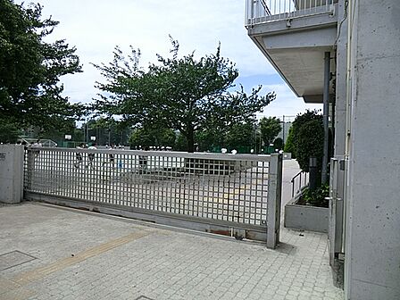 杉並区立井荻中学校734m杉並区立井荻中学校まで734m