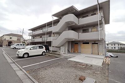 外観：閑静な住宅街に位置したリノヴェーション物件です