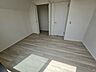 洋室：3階5.7帖の洋室です。お部屋の奥までしっかり光が差し込んできています。