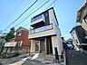 外観：両サイドに建物がなく、三方向角地と同様の陽当たりと開放感を味わえます！