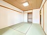 その他：6帖和室。大容量の押し入れ収納が嬉しいですね。客間として、家事の合間の休憩場として、お子様の遊び場として‥など、状況に応じてさまざまご利用いただけます。畳表替え済み、襖貼替済みです。