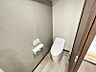トイレ：ウォシュレット付きのトイレです。アクセントクロスもありお洒落な空間となっております。