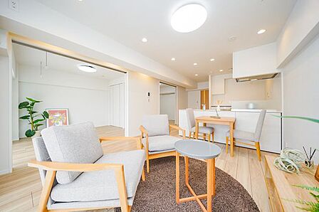 広々としたLDKがお部屋の中心。ご家族そろった楽しい時間が過ごせそうですね。※室内の家具や調度品等は価格に含まれません。