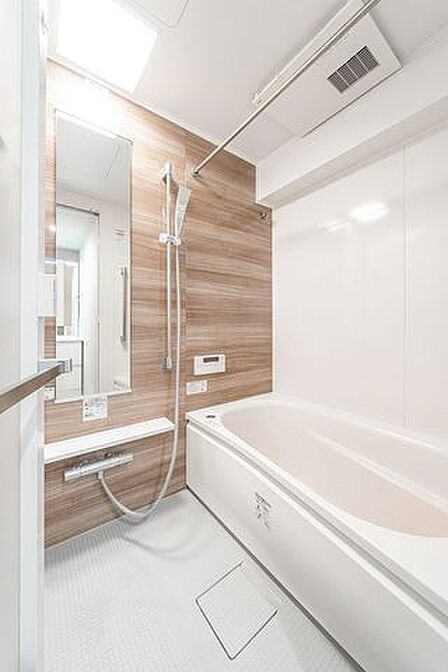 雨の日などに心強い浴室乾燥機付。洗濯物を乾かすだけでなく、カビ防止にもなる嬉しい設備です。