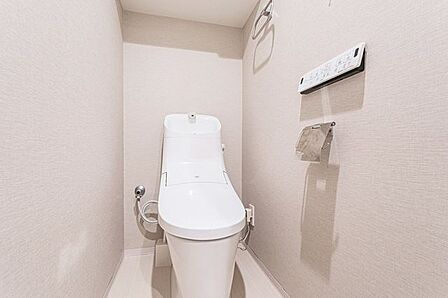 トイレは温水洗浄便座付です。