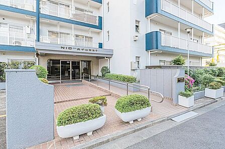 手入れの行き届いた植栽とエントランスが、日々の暮らしにゆとりを感じさせます。