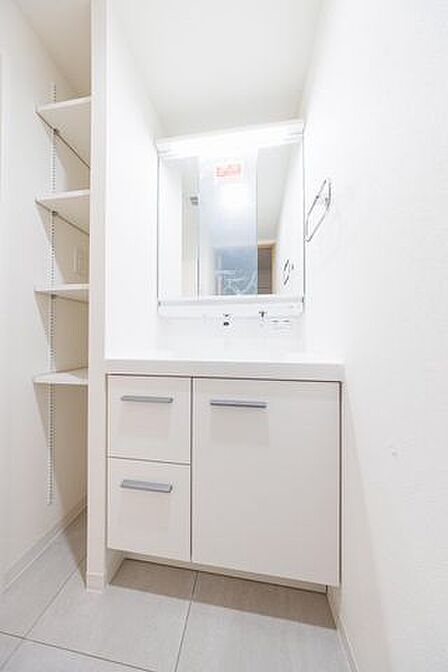 ゆとりある洗面スペースで朝の身支度もスムーズに。