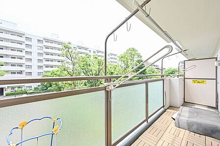 東南向きの明るいバルコニー。
