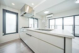 外の景色を感じながら調理ができるカウンターキッチン。開放的な気分で家事を楽しめます。※CG加工による清掃・補修後のイメージ画像です。現況には傷・汚れがあり、補修には別途費用がかかります。