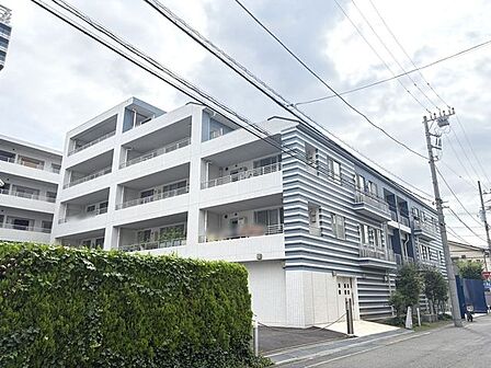 重厚感とモダンデザインが調和するタイル張りの佇まい。