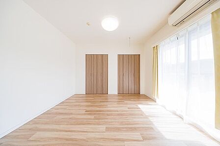 バルコニー側洋室。窓が大きくて陽ざしがたくさん降り注ぎます。