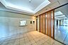エントランス：オートロック採用のマンション