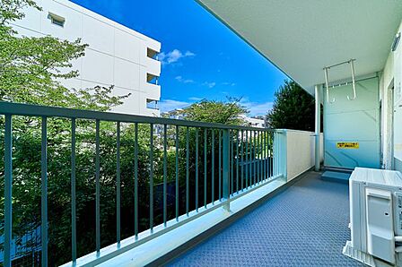 バルコニーは、緑の望める癒しの空間。木々の緑が望める空間はこのお部屋ならではーは、緑の望める癒しの空間。木々の緑が望める空間はこのお部屋ならではの特徴です。