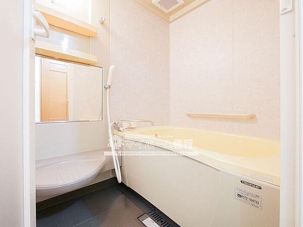 画像6:浴室に設けたちょっぴり広めの棚がとても便利！！