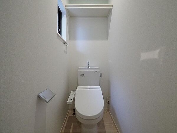 画像7:トイレにも開閉可能な小窓を設置