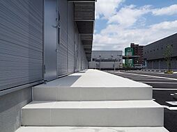 無機質なコンクリートの質感にリアルな木目をプラス