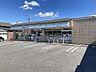 周辺：ファミリーマート 北山栗栖町店（121m）