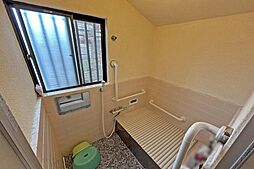 浴室とトイレには手すりがついています。