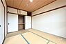 収納：【南東側和室6帖】押入と天袋が付いています。お布団や季節のものを入れておくことができます。