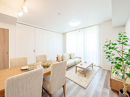 【リビング】建具とフローリングの優しい木目がナチュラルで明るい空間を演出しています。※室内の家具や調度品等は価格に含まれません。