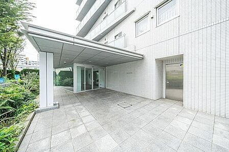 マンションの顔になる重厚感あるエントランス。