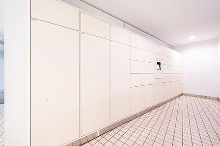 不在時にも荷物が受け取れる宅配BOX付。共働きのご夫婦や、外出の多いご家族に便利です。