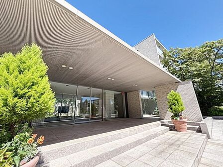 マンションの顔になる重厚感あるエントランス。