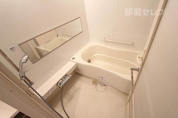画像4:浴室乾燥機付きバスルーム